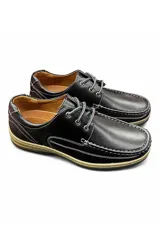 Zapatos acordonados de hombre en color marrón, confeccionados en eco-cuero, con costuras visibles decorativas y suela de goma estructurada.