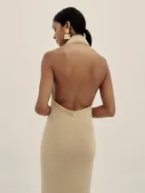 Vestido midi negro de punto con cuello halter y espalda descubierta.