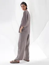 Pantalón de lino color gris con cintura elástica y corte ancho.