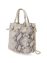 Cartera tipo tote bag plateada, con doble asa corta y correa de cadena extraíble.