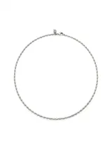 Collar de cadena fina compuesto por eslabones ovalados pequeños en tono plateado, con cierre de mosquetón y placa con logo de la marca.