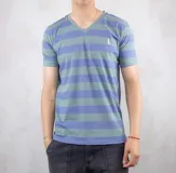 Remera de algodón a rayas horizontales color verde y azul piedra, con cuello en V y logo bordado en el pecho.