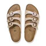 Sandalias Birkenstock modelo Florida BF Graceful, color blanco perla, con tres correas ajustables con hebillas metálicas color cobre. Cuentan con plantilla de corcho y suela de goma.
