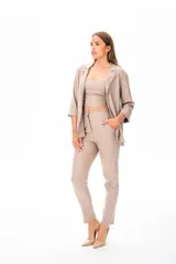 Blazer color camel de corte entallado, con terminaciones impecables y textura suave.