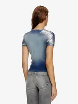 Top de manga corta con degradado de celeste a azul y destellos metálicos. Corte entallado y ligeramente corto.
