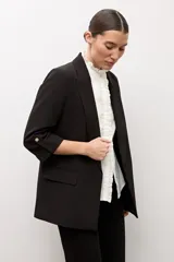 Blazer recto color topo de manga larga con solapas clásicas y bolsillos con solapa en el frente.