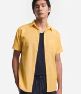 Camisa de hombre de manga corta confeccionada en mezcla de lino y algodón. Presenta un calce comfort, cuello camisero, cierre frontal con botones y un bolsillo en el pecho. Marca Marfinno.
