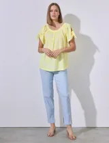 Blusa amarilla con textura labrada, escote redondo elastizado y mangas cortas con aberturas y lazos.