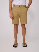 Bermuda color beige, de corte recto, con bolsillos laterales y traseros.