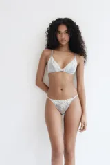 Pack de dos bombachas colaless de malla color celeste con detalles de encaje floral en tono crudo, tiro bajo y laterales finos.