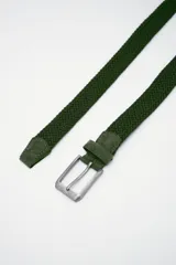 Cinto verde trenzado con terminaciones en cuero agamuzado y hebilla metálica plateada.