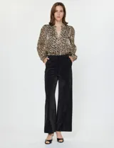 Pantalón de pana negro, tiro alto, modelo bootcut con bolsillos delanteros y bolsillos traseros simulados.