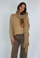 Pashmina color beige con flecos en los extremos.