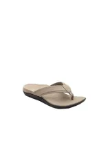 Sandalias tipo ojota con diseño ergonómico, capellada en combinación de cuero y textil color beige, plantilla de EVA con textura de puntos y suela de goma negra.
