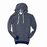 Canguro con capucha azul marino con textura rústica, cordones blancos y logo bordado rojo en el pecho. Tiene puños y cintura acanalados en azul oscuro.