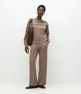 Pantalón recto color marrón de tejido anarruga, con cintura elástica ancha y bolsillos laterales funcionales.