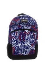 Mochila azul con estampado abstracto en blanco y rojo, base negra y bolsillo lateral de red.