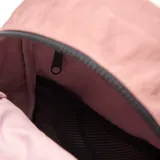 Mochila Dimotty de nylon color rosado, con compartimento principal con cierre superior, bolsillo frontal de acceso rápido, bolsillos laterales y asa superior de mano.