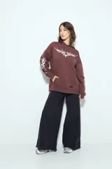 Canguro negro de silueta relajada con capucha, bolsillo canguro y estampados gráficos blancos en el pecho y las mangas.