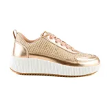 Championes urbanos color dorado con capellada de tejido trenzado, cordones rosados y plataforma blanca con suela marrón.