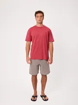 Bermuda de denim color gris, de corte relajado, tiro medio y diseño clásico con bolsillos delanteros y traseros.