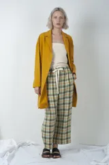Pantalón de lino a cuadros multicolor con cintura elástica y cordón ajustable.