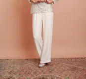 Pantalón palazzo color crudo con textura arrugada y cintura elástica.