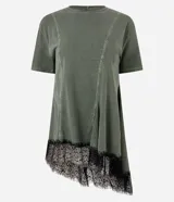 Remera verde militar de algodón con efecto desteñido, cuello redondo, mangas cortas, recortes asimétricos y detalle de encaje negro en el bajo irregular.