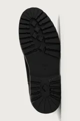 Bota tipo Chelsea de hombre en color negro, confeccionada en cuero con acabado de serraje. Cuenta con elásticos laterales, tirador trasero y suela dentada con volumen de estilo track.