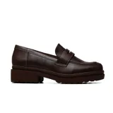 Zapato tipo mocasín de cuero texturizado color marrón oscuro, con suela de plataforma dentada y detalle de antifaz en el empeine.