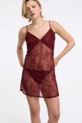 Camisón de encaje color bordó con tirantes finos regulables, escote en V y espalda baja. El pecho está forrado con semi transparencia.
