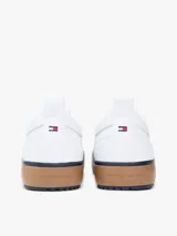 Zapatillas Tommy Hilfiger modelo Harlem Core Cleat de color blanco, con suela de goma marrón y detalles distintivos de la marca.