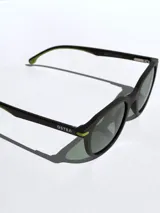 Lentes de sol Osten modelo Maui, con armazón negro de diseño redondeado y detalles en color naranja en las patillas. Cuentan con cristales polarizados con protección UV 400.