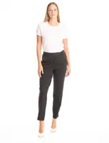 Pantalón de vestir negro de corte recto, con cintura elástica ancha y bolsillos laterales funcionales. Presenta un diseño minimalista sin cierres ni botones, con bolsillos traseros tipo ojal simulados.