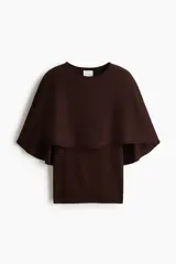 Top de punto fino marrón con capa superpuesta en el escote y diseño sin mangas.
