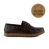 Zapato náutico de cuero color marrón oscuro con cordones marrones y suela marrón.