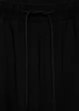 Pantalon de corte recto y tiro alto, confeccionado en tejido fluido. Presenta cintura elástica con cordón ajustable y bolsillos laterales.