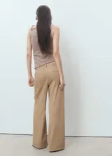 Pantalón de corte wide leg y tiro medio en tejido de mezcla de algodón y lino, con diseño de cinco bolsillos, trabillas y cinturón ajustable integrado.