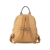Mochila color ocre de símil cuero con cierres metálicos, doble bolsillo frontal, asa de mano y correas regulables en galón.
