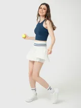 Top deportivo color azul denim, de sujeción media y diseño crop top, con espalda cruzada y tecnología Aloe Vera.