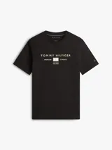 Remera de punto de manga corta y cuello redondo, color negro, con estampado frontal del logo de Tommy Hilfiger y corte regular.