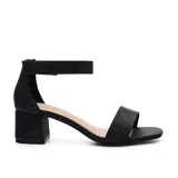 Sandalia de fiesta con taco cuadrado bajo, confeccionada en material plateado con acabado brillante. Presenta una tira frontal ancha y una pulsera al tobillo, ambas completamente cubiertas de strass.