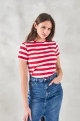 Remera de viscosa con elastano, a rayas horizontales rojas y blancas, de corte ajustado.
