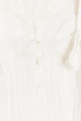 Top sin mangas color rosado pálido, con escote recto y tirantes anchos. Presenta detalles de bordados y encaje en el canesú central y en el ruedo inferior, con un diseño de capas sueltas.