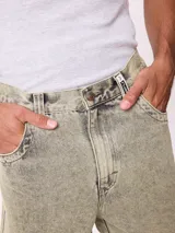 Jean de corte slouchy en color negro, confeccionado en algodón, con diseño de tiro medio y ajuste holgado en las piernas.