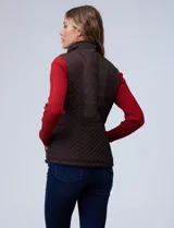 Chaleco negro capitoneado con abertura central con cierre, bolsillos delanteros con botones y forro de abrigo.