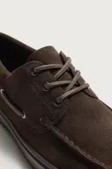 Mocasines estilo náutico de piel con acabado serraje, en color tostado, con cordones y suela de goma a contraste.