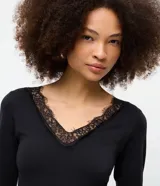 Body de manga larga color negro, con escote en V adornado con detalles de encaje. Presenta un diseño ajustado al cuerpo, confeccionado en una mezcla de algodón y elastano.