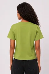 Remera crop de algodón blanca, de manga corta, con cuello redondo a la base y un bolsillo aplicado en el pecho.