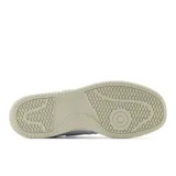Championes urbanos New Balance modelo BB80RTG, color blanco con detalles en beige, confeccionados en cuero sintético, con logo "N" característico en los laterales y suela que no deja marcas.